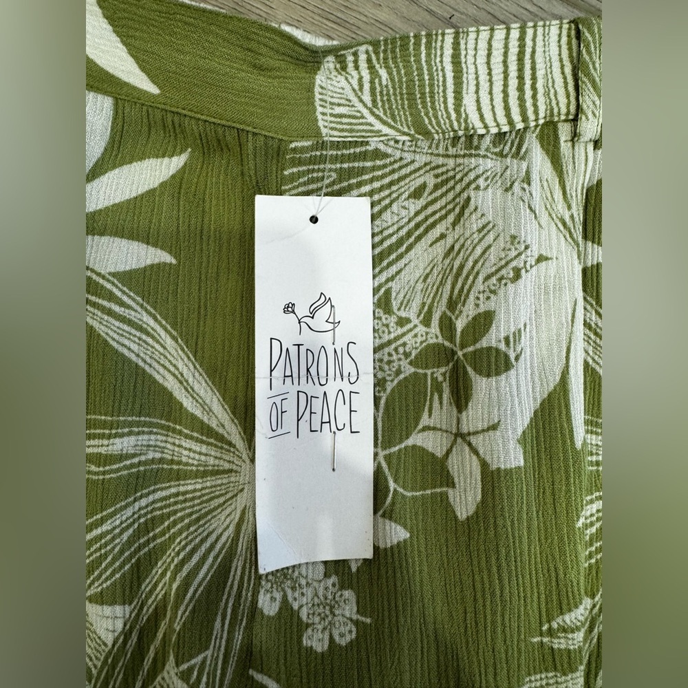 Patrons of Peace Green Floral Women's Shorts 💚
*NEW WITH TAGS 🏷️ - Picture 5 of 6